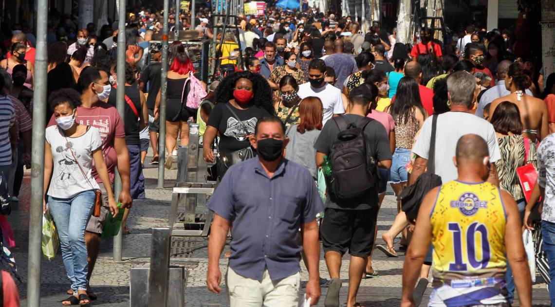 250520 - CORONAVIRUS - Abertura parcial do comercio leva uma grande quantidade de gente para o centro de Caxias. Na foto, movimentacao no Calcadao de Caxias pela manha. Estefan Radovicz / Agencia O Dia