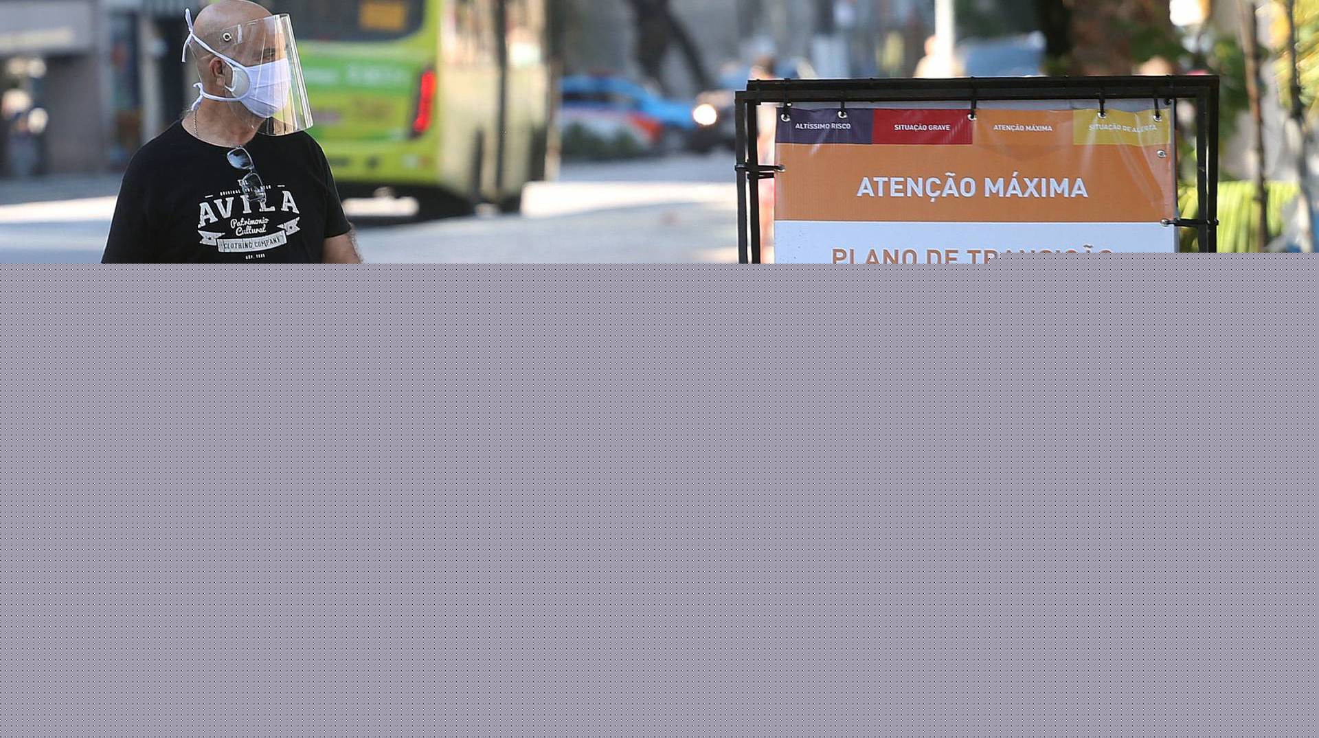 Rio,25/05/2020 -COVID-19 -CORONAVIRUS ,ICARAI, calcadao de Icarai, circulacao na orla de Icarai com horarios controlados de 6h as 9h e das 16h as 20h . Na foto, senhor caminha fora do horario determinado .Foto: Cleber Mendes/AgÃªncia O Dia