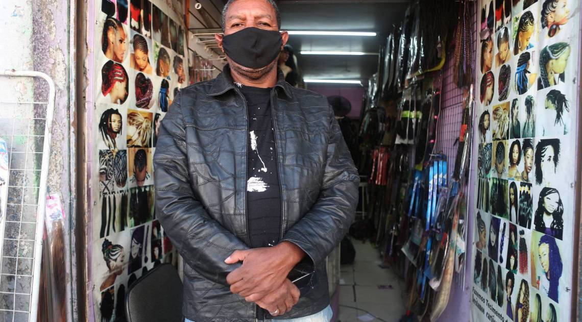 Rio,25/05/2020 -COVID-19 -CORONAVIRUS ,NITEROI, Centro de Niteroi, centro comercial de Niteroi, salao de beleza . Na foto, Roberto Martins Souza, dono do salao.Foto: Cleber Mendes/Agência O Dia - Cléber Mendes