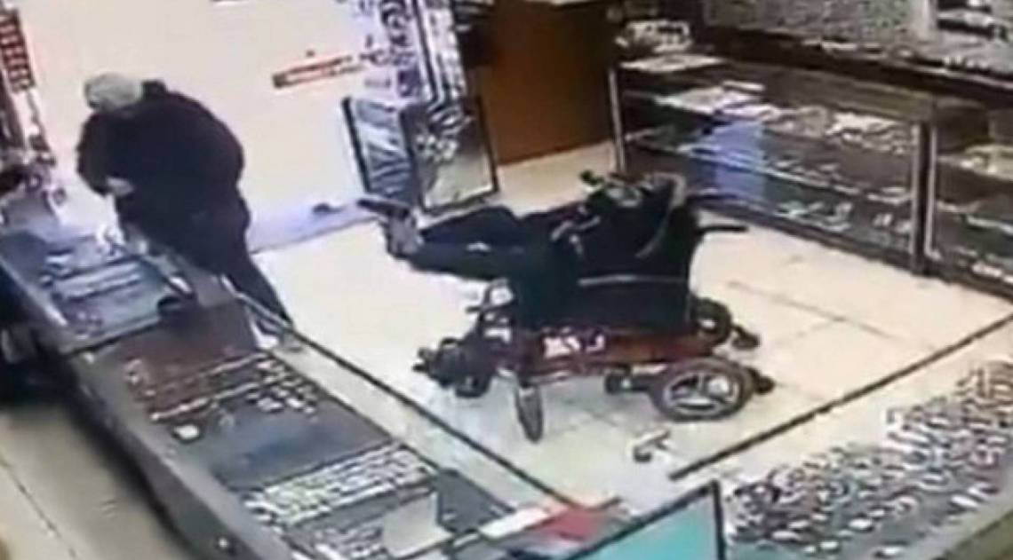 Sujeito segurou arma de brinquedo com os pés - Reprodução Twitter