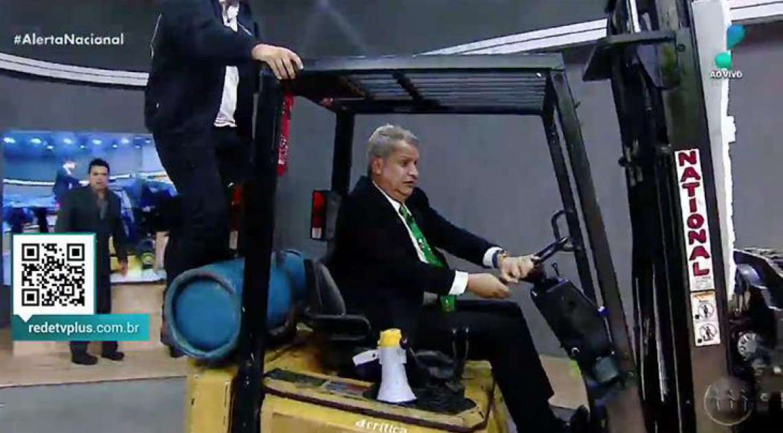Sikêra Jr invade o 'Alerta Nacional' em uma empilhadeira