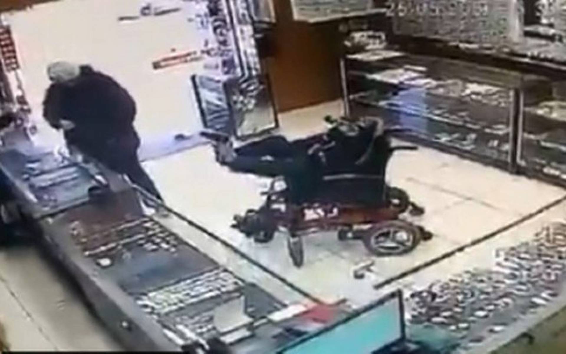 Inacreditável! Cadeirante mudo é preso após assaltar joalheria segurando arma com os pés