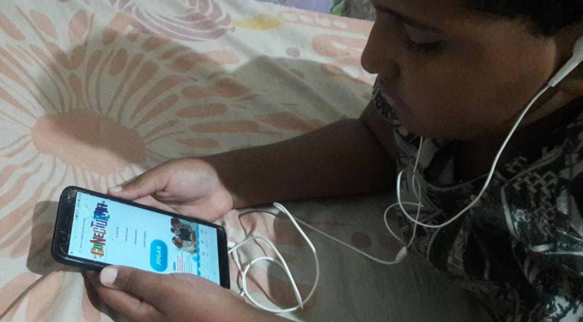 Aluno de Nova Igua&ccedil;u tem atividades online