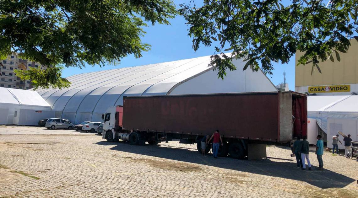 Campos, 27/05/2020 - Equipamentos e maquinário chegam ao terreno onde está sendo construído o hospital de campanha de Campos, na avenida 28 de Março