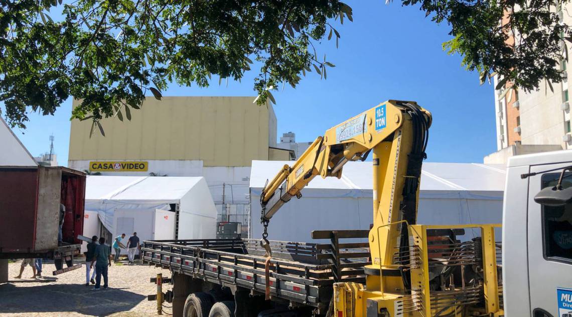 Campos, 27/05/2020 - Equipamentos e maquinário chegam ao terreno onde está sendo construído o hospital de campanha de Campos, na avenida 28 de Março