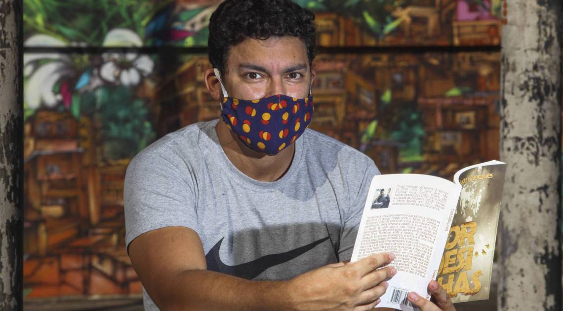 Na foto Thiago Kuerques, autor de Nova Iguaçu