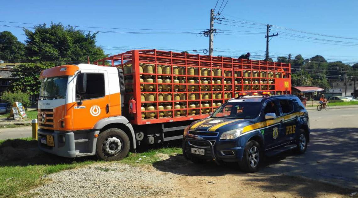 Caminhão com carga de botijão de gás é recuperado em Duque de Caxias