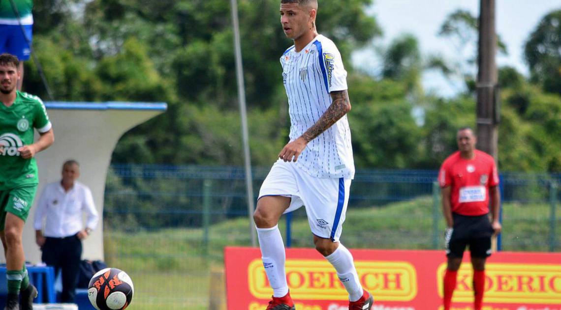 Arthur Scheles defendendo as coores do Avaí, de Santa Catarina