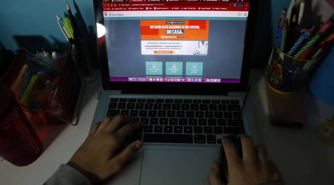 Rio de Janeiro - RJ  - 28/05/2020 - COVID 19 - Coronavirus no Rio - Portal que a Prefeitura de NIteroi lancou de telemonitoramento para pessoas com suspeita de covid-19, foto simulacao - Foto Gilvan de Souza / Agencia O Dia
