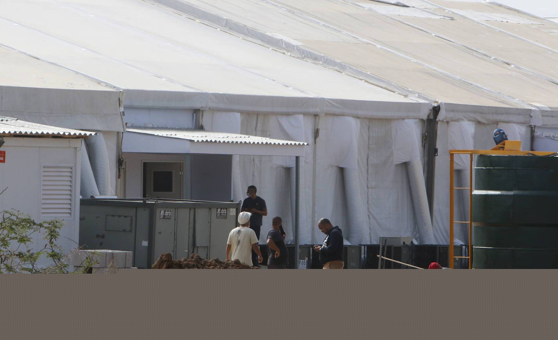 Hospital de campanha de Nova Iguaçu, ontem, ainda era um canteiro de obras - Reginaldo Pimenta