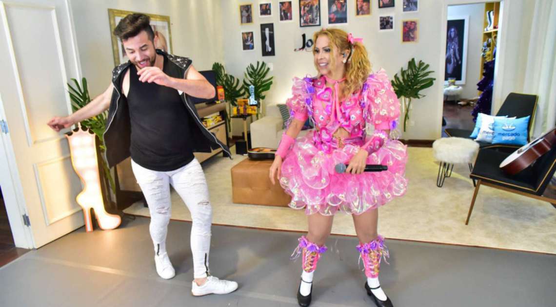 Joelma fez várias trocas de roupa durante a live