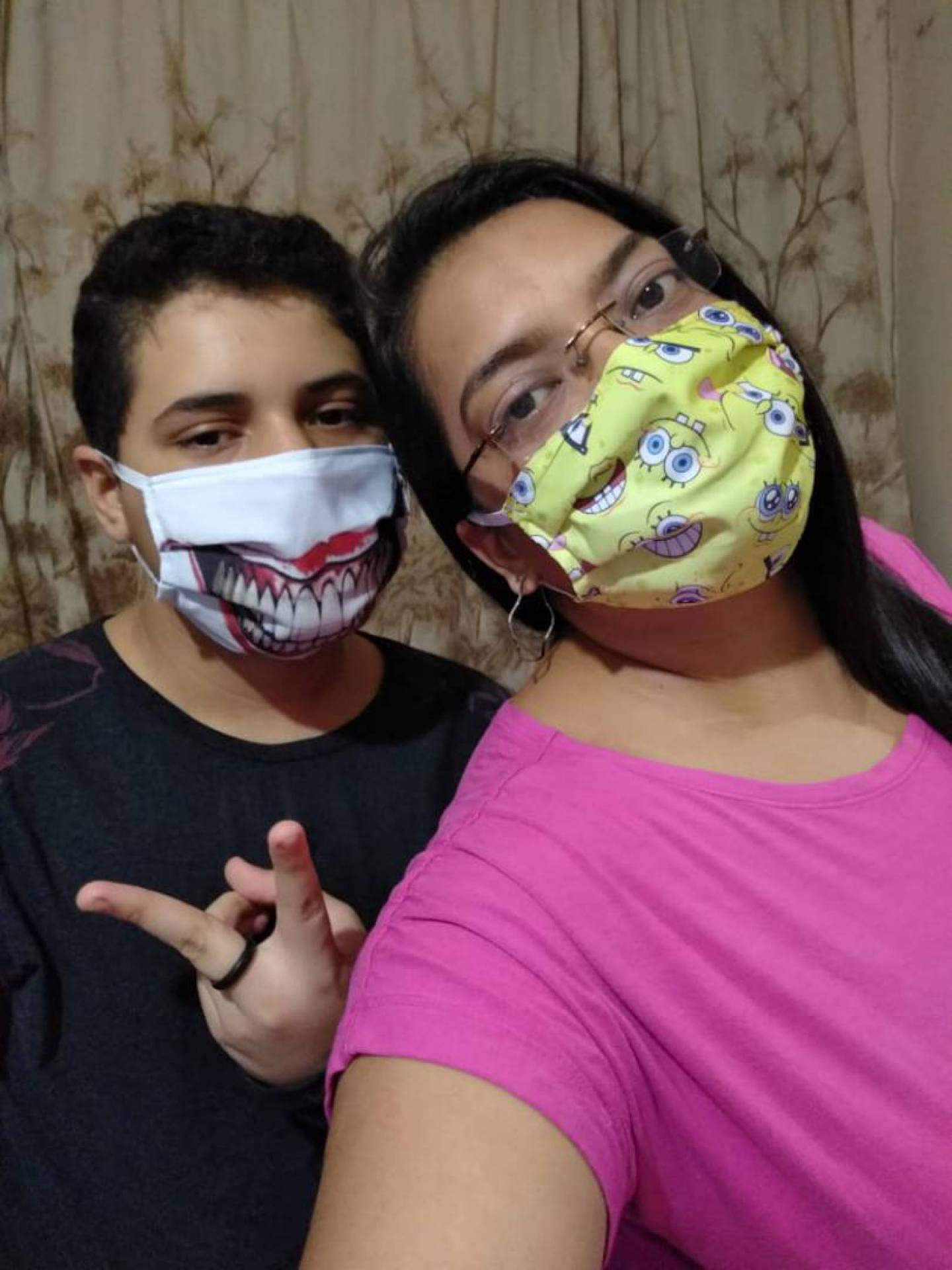 A professora Pappila Bittencourt Oliveira, de 38 anos, com o filho, Gustavo, de 13