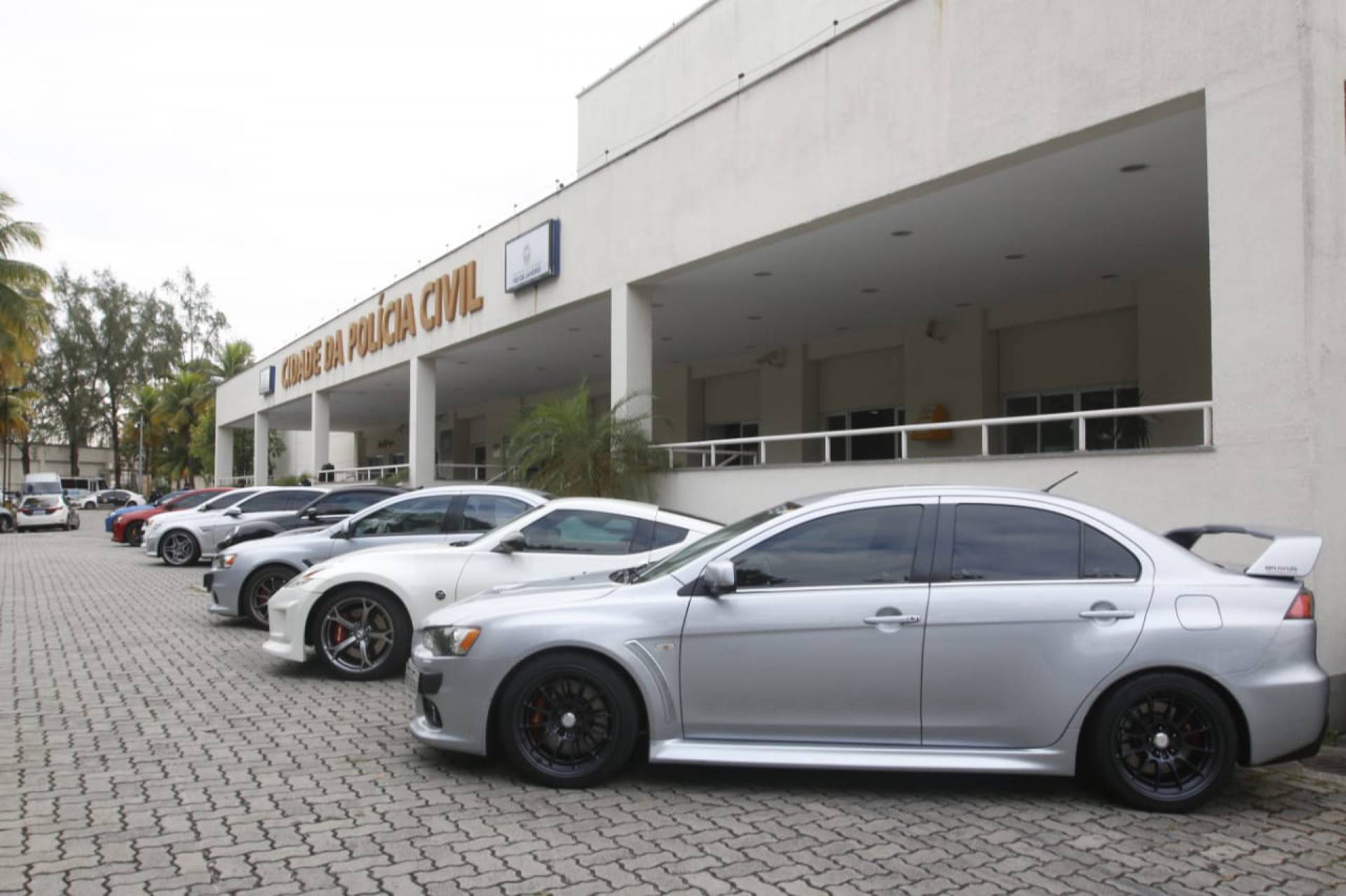 Polícia apreende carros de luxo usados em corridas clandestinas em estradas  do Rio de Janeiro 