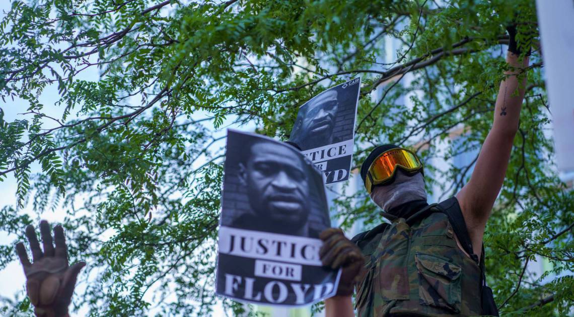 Manifestantes se reúnem em um pedido de justiça por George Floyd, em 28 de maio de 2020 em Minneapolis, Minnesota