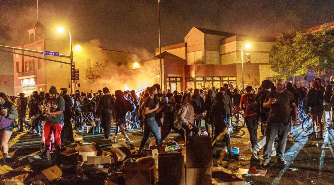 Manifestantes se reúnem na rua perto da delegacia de polícia em Minneapolis, Minnesota, durante um protesto pela morte de George Floyd