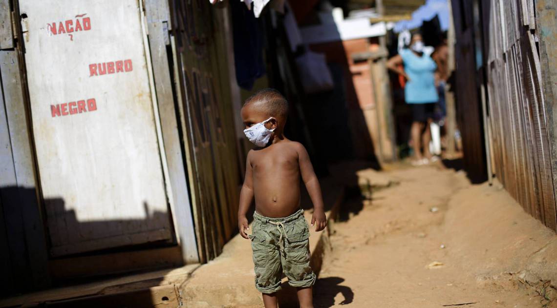 Rio de Janeiro 21/05/2020 - Covid-19 - Os proprios moradores fazem a dedetiza&ccedil;&atilde;o da comunidade Jesuitas em Santa Cruz. Na foto acima a pequeno Keven Emanuel 2 anos. Foto: Luciano Belford/Agencia O Dia
