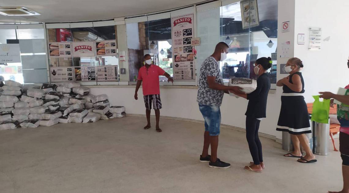 Mil cestas foram entregues hoje de manhã na Estação de Charitas aos moradores da comunidade vizinha - Divulgação / Sérgio Murilo