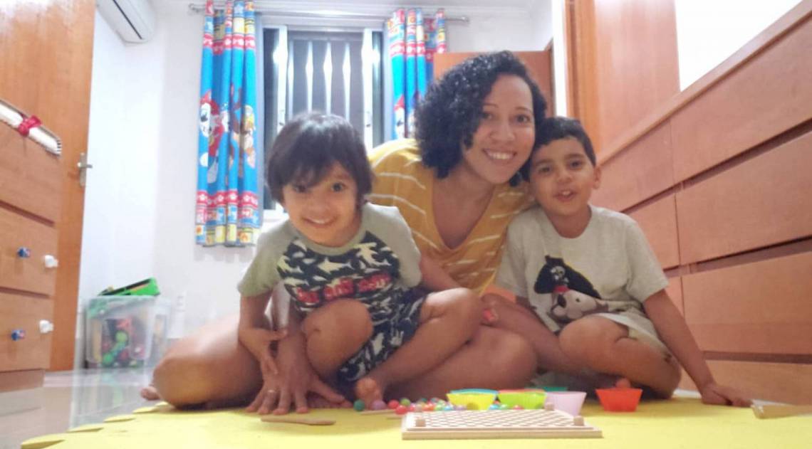 A professora Gisele Lopes Guerra Gaspar, de 37 anos, com os filhos, André, de cinco anos, e Arthur, de dois anos - Arquivo Pessoal