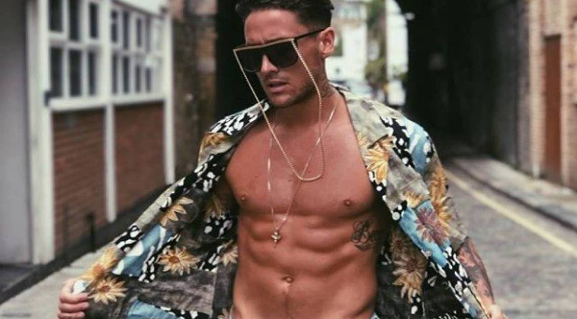 Stephen Bear agrediu a namorada, foi preso, pagou fiança e foi liberado - Reprodução Internet