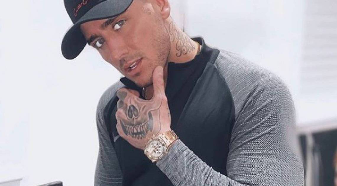 Stephen Bear agrediu a namorada, foi preso, pagou fiança e foi liberado