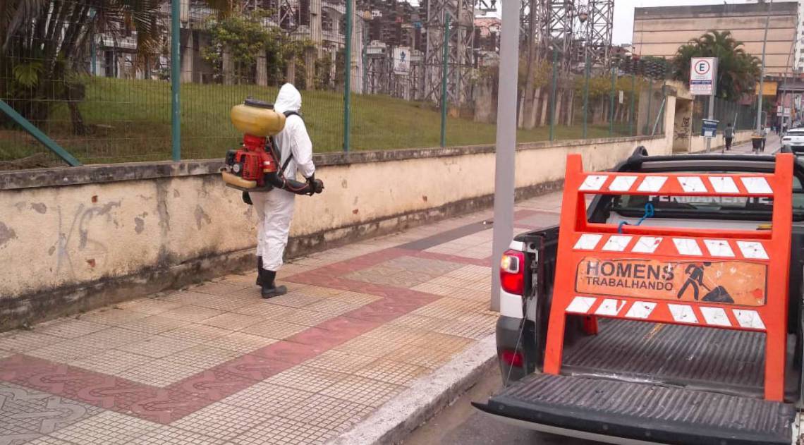 Equipes realizaram higienização e aplicação de bactericida em diversos pontos de Volta Redonda