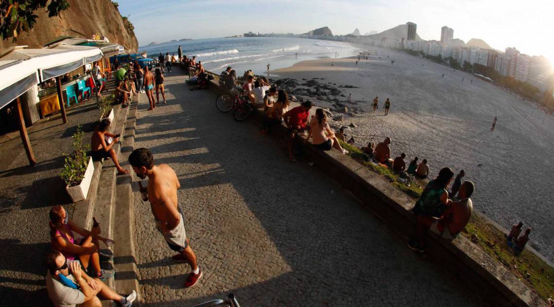 Rio de Janeiro - RJ  - 30/05/2020 - COVID 19 - Coronavirus no Rio - Movimentacao de pessoas em Copacabana e leme - Foto Gilvan de Souza / Agencia O Dia