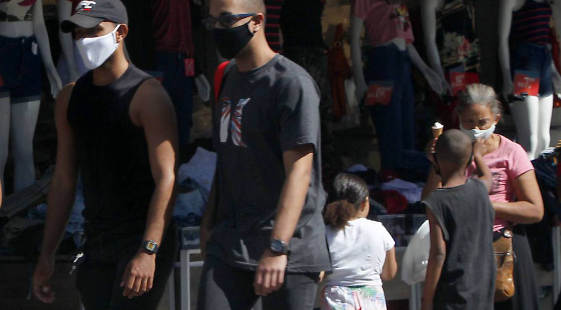 Rio de Janeiro 30/05/2020 - Covid-19 - Movimentacao no centro de Madureira. Foto: Luciano Belford/Agencia O Dia