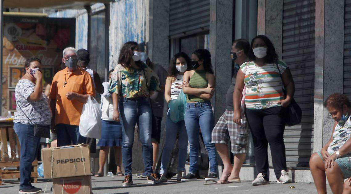 Rio de Janeiro 30/05/2020 - Covid-19 - Movimentacao no centro de Madureira. Foto: Luciano Belford/Agencia O Dia