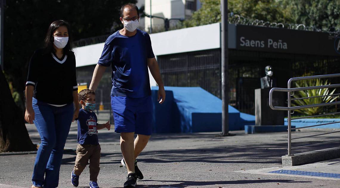 Rio de Janeiro 30/05/2020 - Covid-19 - Movimentacao no Praca Saens Pena. Foto: Luciano Belford/Agencia O Dia