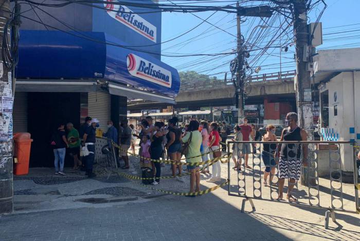 Em São Gonçalo, barreira no centro comercial de Alcântara prossegue: passagem apenas para serviços essenciais