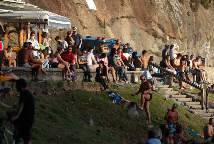 Pessoas formaram aglomeração em pontos do Leme e Copacabana