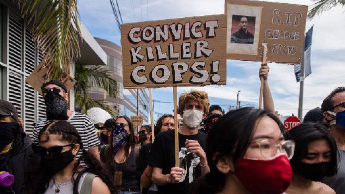 Manifestantes marcham para protestar contra a morte de George Floyd, em Los Angeles     