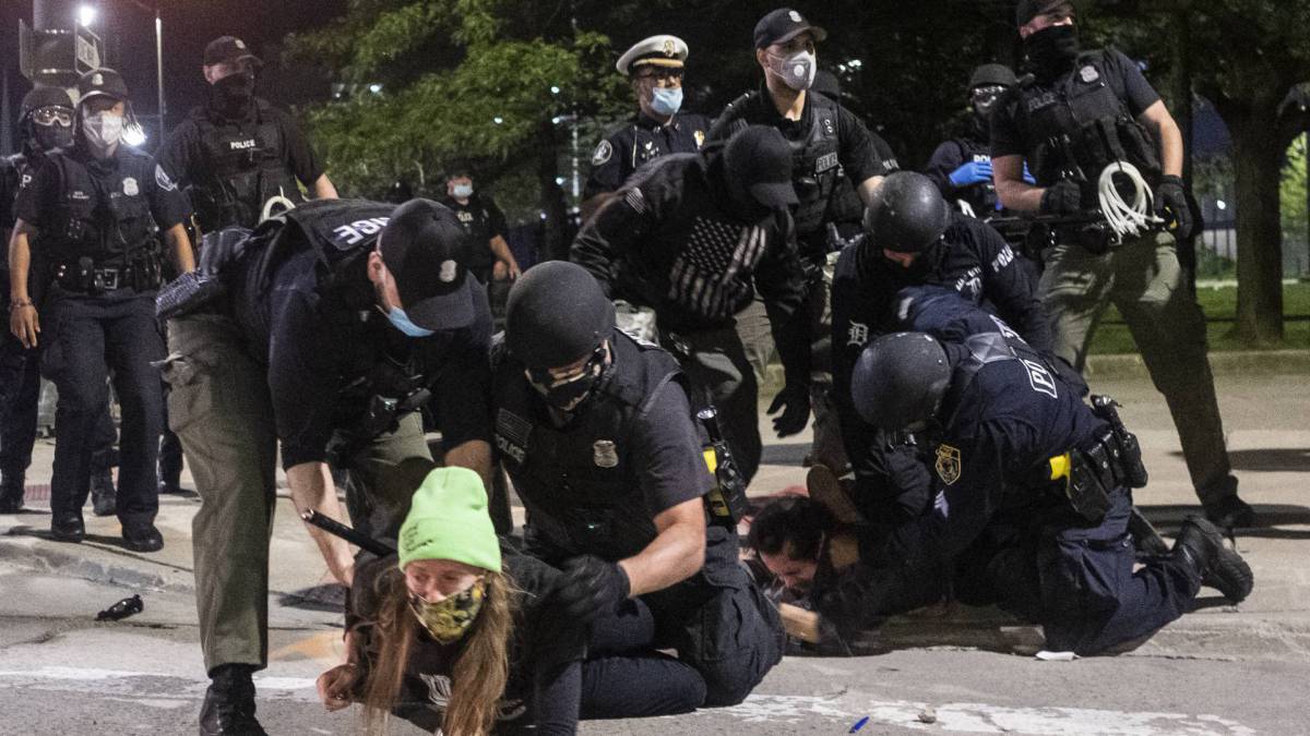 Violência retornada ao centro de Detroit, quando a polícia fez dezenas de prisões e disparou balas de gás lacrimogêneo e borracha contra os manifestantes