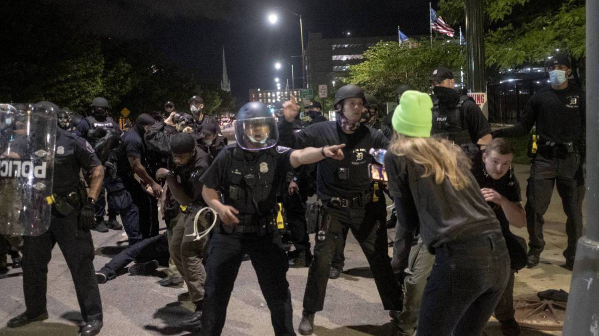 Violência retornada ao centro de Detroit, quando a polícia fez dezenas de prisões e disparou balas de gás lacrimogêneo e borracha contra os manifestantes