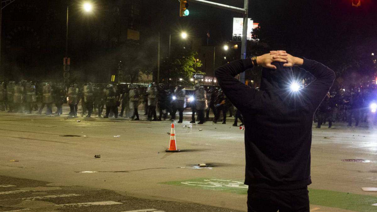 Violência retornou ao centro de Detroit, quando a polícia fez dezenas de prisões e disparou balas de gás lacrimogêneo em manifestantes  