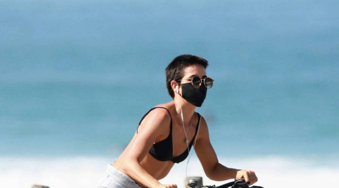 Pérola Faria anda de bike na orla da praia da Barra da Tijuca