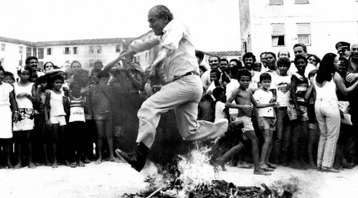  Brizola pulando fogueira feita de armas de brinquedo, em Iraj&aacute; - (foto: Aguinaldo Ramos/Jornal do Brasil - 1982)