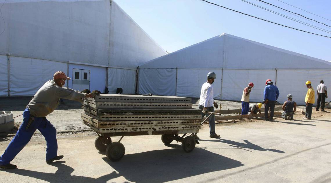 Obras no hospital de campanha de Duque de Caxias - Reginaldo Pimenta / A&ecirc;ncia O Dia