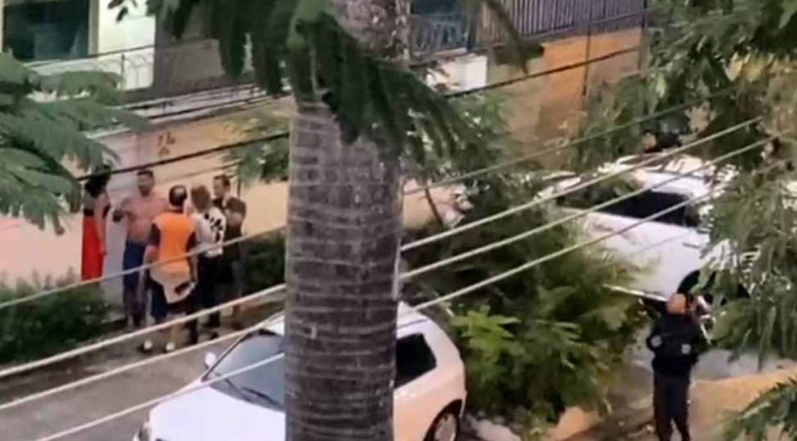 Movimenta&ccedil;&atilde;o em frente &agrave; casa de festas ap&oacute;s as agress&otilde;es contra a m&eacute;dica