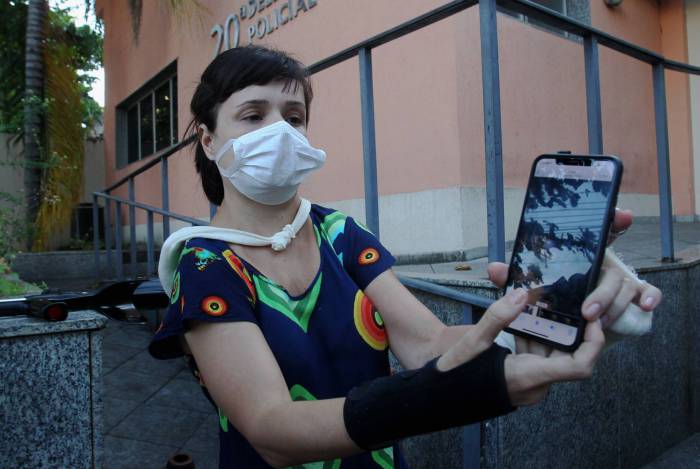 A médica Tacyana mostra no celular o local onde foi agredida após reclamar de barulho de festa