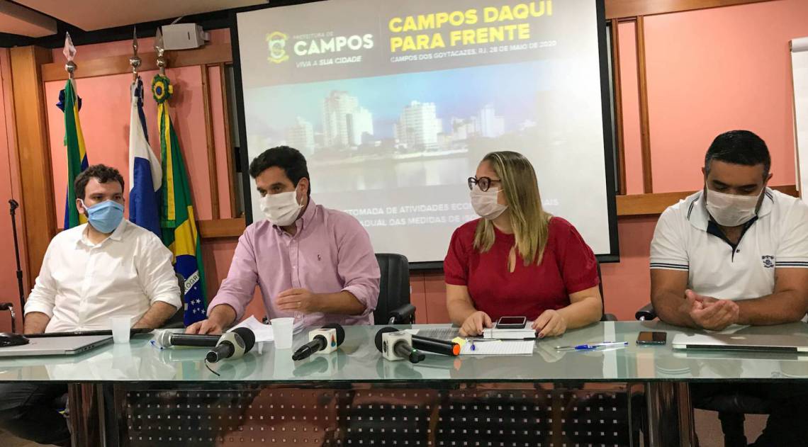 O prefeito de Campos, Rafael Diniz (de camisa rosa), apresenta o novo plano de retomada da atividade econômica da cidade