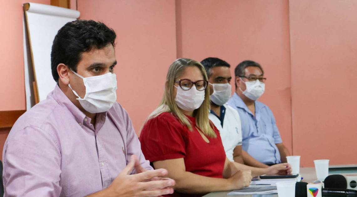 O prefeito Rafael Diniz (em primeiro plano) detalha o Campos Daqui pra Frente, plano de controle do coronavírus e retomada do comércio no município - Divulgação prefeitura de Campos