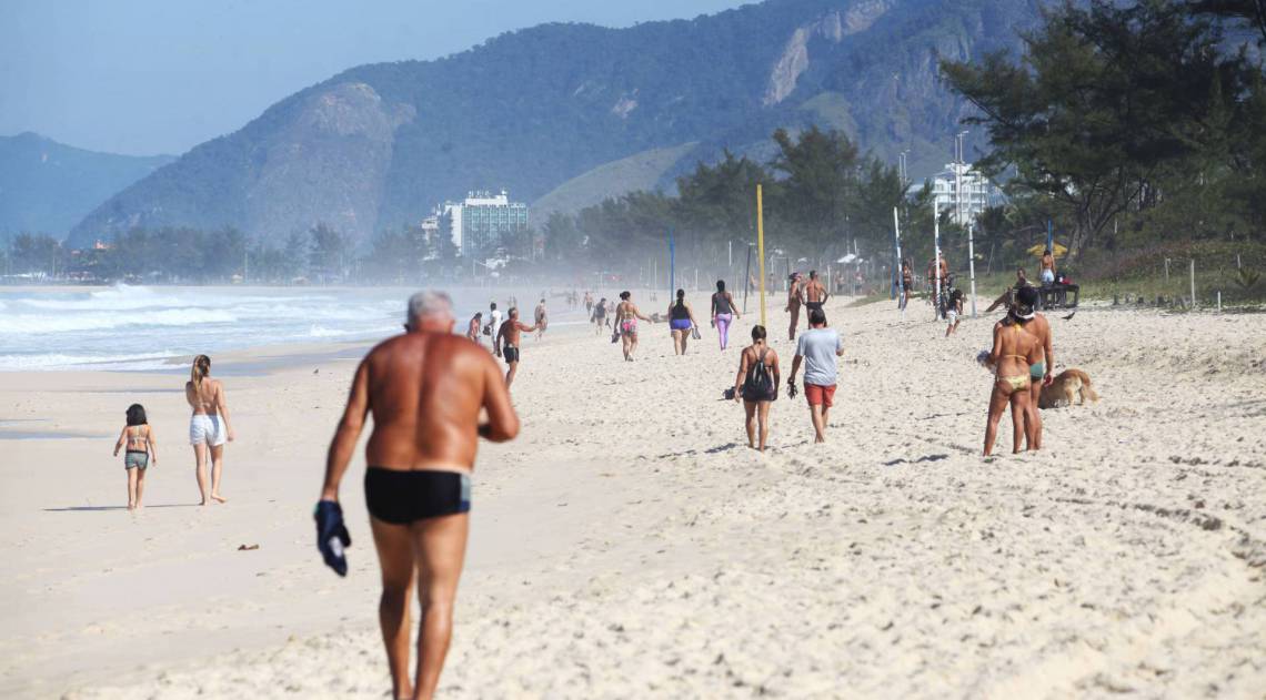 Rio, 02/06/2020 - COVID 19 - CORONAVIRUS - Primeiro dia de liberacao de algumas atividades na praia. Recreio dos Bandeirantes, zona oeste do Rio. Foto: Ricardo Cassiano/Agencia O Dia