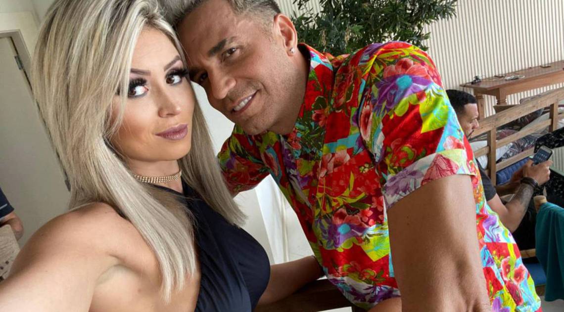 Latino ficou noivo da sua namorada, a advogada Rafaella Ribeiro, durante sua primeira live da quarentena