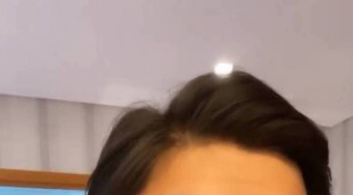 Pyong Lee corta o cabelo