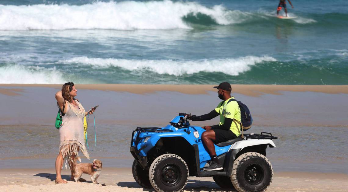 Rio,02/06/2020 -COVID-19 -CORONAVIRUS,ARPOADOR, praia de Arpoador,primeiro dia de relaxamento gradual da quarentena no Rio . Na foto, Policial Militar pede para as pessoas sairem da areia.Foto: Cleber Mendes/Agência O Dia