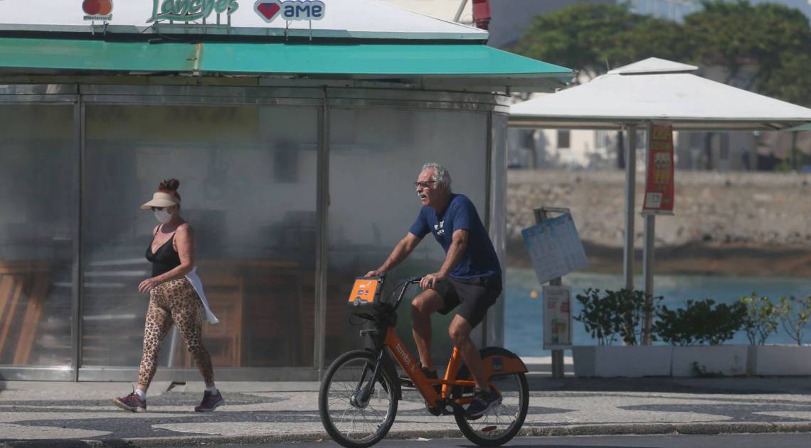 Rio,02/06/2020 -COVID-19 -CORONAVIRUS,COPACABANA, praia de Copacabana,primeiro dia de relaxamento gradual da quarentena no Rio . Na foto, praias cheias em Copacabana.Foto: Cleber Mendes/Agência O Dia