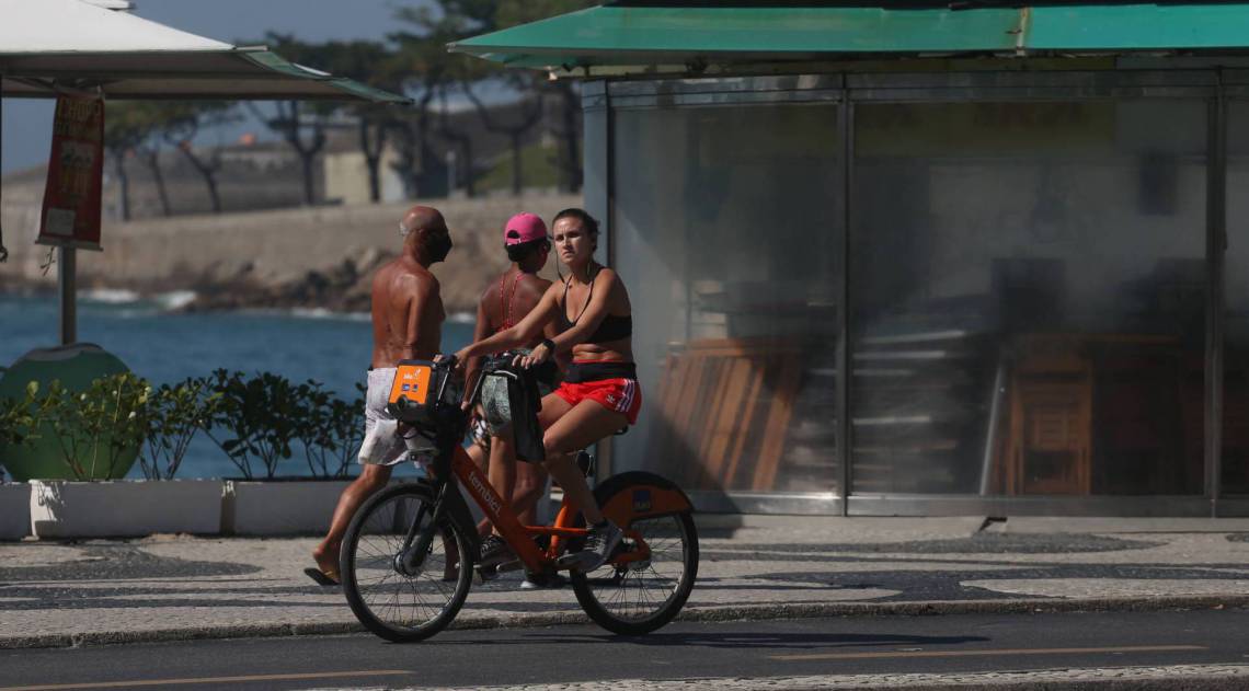 Rio,02/06/2020 -COVID-19 -CORONAVIRUS,COPACABANA, praia de Copacabana,primeiro dia de relaxamento gradual da quarentena no Rio . Na foto, calcadao de Copacabana.Foto: Cleber Mendes/Agência O Dia