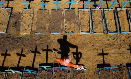 Corpos enterrados em covas coletivas em Manaus serão exumados