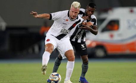 Vasco quita parte da dívida com ex-atacante e evita punição por transfer ban
